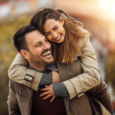Couple complice et heureux après une belle rencontre sur CélibatairesDuWeb