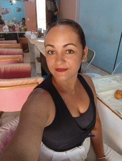 Profil de Laura, une femme célibataire de 33 ans à 1ER Arrondissement