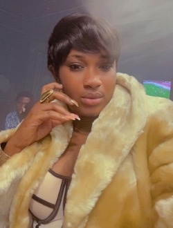 Profil de Mina, une femme célibataire de 27 ans à Yaoundé