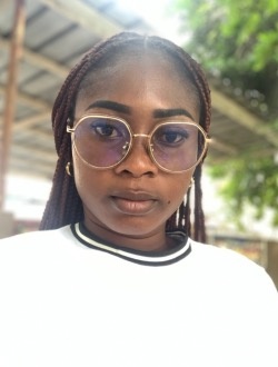 Profil de Eve Laure, une femme célibataire de 29 ans à Abidjan