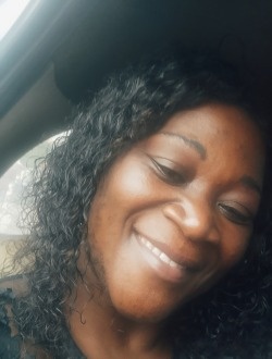 Profil de Evelyne, une femme célibataire de 39 ans à Yaoundé