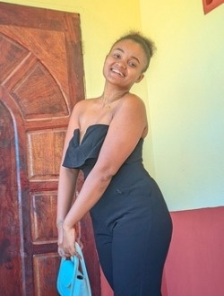 Profil de Ma Laura, une femme célibataire de 24 ans à 67 Ha