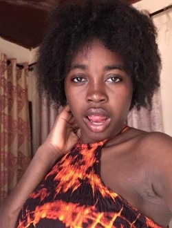 Profil de Laura, une femme célibataire de 21 ans à Yaoundé