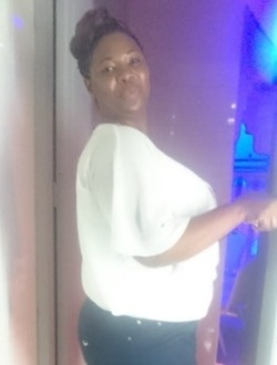 Profil de Vicky Barbara, une femme célibataire de 43 ans à Mvolyé