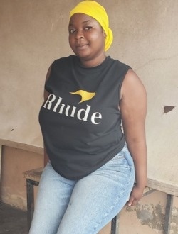 Profil de Tacha, une femme célibataire de 19 ans à Cotonou
