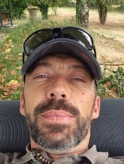 Profil de Julien, un homme célibataire de 42 ans à Peyrat-de-Bellac