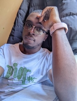 Profil de Joel, un homme célibataire de 28 ans à Etoug