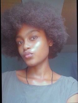Profil de Lena, une femme célibataire de 20 ans à Douala