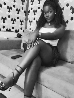 Profil de L’étoile Raffinée, une femme célibataire de 23 ans à Abidjan