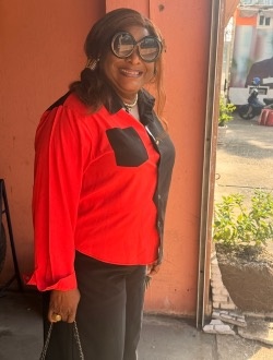 Profil de Marie-Pascale, une femme célibataire de 60 ans à Abidjan