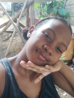 Profil de Jesmina, une femme célibataire de 19 ans à Antalaha