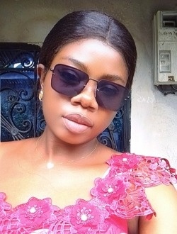 Profil de Loraine, une femme célibataire de 35 ans à Ébolowa