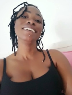 Profil de Prisca Aimée, une femme célibataire de 47 ans à Abidjan