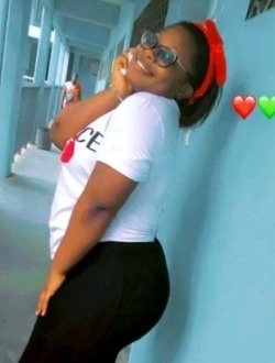 Profil de Lili, une femme célibataire de 27 ans à Douala