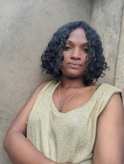 Profil de Nanou, une femme célibataire de 33 ans à Abattoir