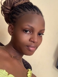 Profil de Nadi, une femme célibataire de 22 ans à Abomey-Calavi
