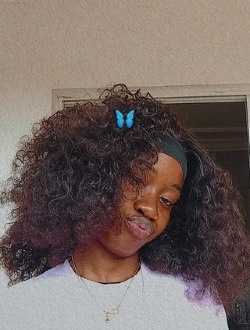 Profil de Rixella, une femme célibataire de 20 ans à Libreville