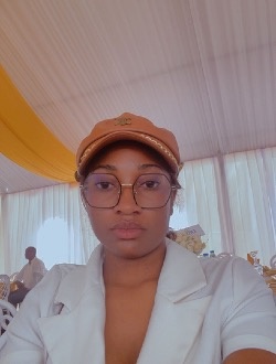 Profil de Calixte Carolle Leslie, une femme célibataire de 19 ans à Yaoundé