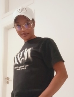 Profil de Evelyne, une femme célibataire de 32 ans à Qornet El Hamra