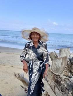 Profil de Yvonne, une femme célibataire de 57 ans à Yaoundé