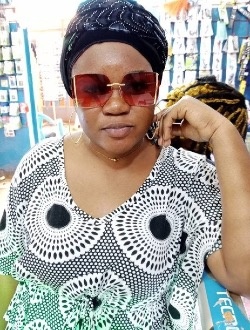 Profil de Thécia, une femme célibataire de 27 ans à Bacongo