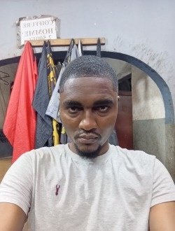 Profil de Emmanuel, un homme célibataire de 34 ans à Kinsa