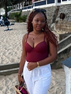 Profil de Louise, une femme célibataire de 25 ans à Lomé