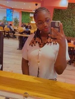 Profil de R, une femme célibataire de 22 ans à Douala