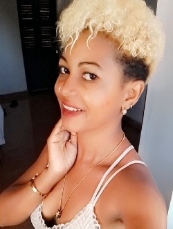 Profil de Nana, une femme célibataire de 37 ans à Antalaha