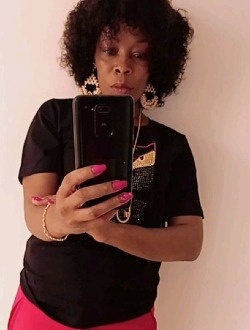 Profil de Prisca, une femme célibataire de 42 ans à Douala