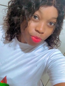 Profil de Priscilia, une femme célibataire de 27 ans à Douala