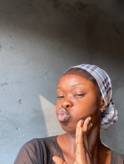 Profil de Cathy, une femme célibataire de 21 ans à Kinshasa