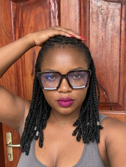 Profil de Salomé, une femme célibataire de 28 ans à Ouagadougou