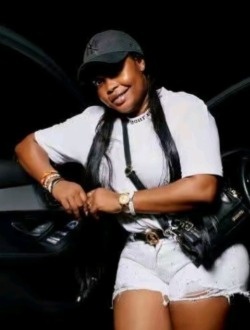 Profil de Sandrine, une femme célibataire de 40 ans à Cotonou