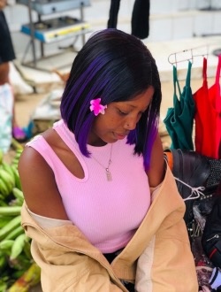 Profil de Phalone, une femme célibataire de 19 ans à Douala