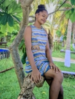 Profil de Chrisna, une femme célibataire de 19 ans à Antalaha