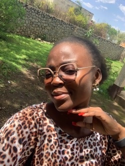 Profil de Nestorine, une femme célibataire de 27 ans à Douala