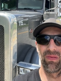 Profil de Maxim, un homme célibataire de 42 ans à Saint-Eugène