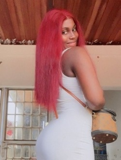 Profil de Stella, une femme célibataire de 23 ans à Yaoundé