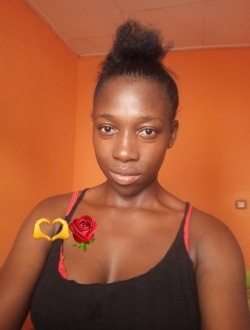 Profil de Stella, une femme célibataire de 27 ans à Yaoundé