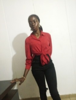 Profil de Charlotte, une femme célibataire de 27 ans à Abidjan