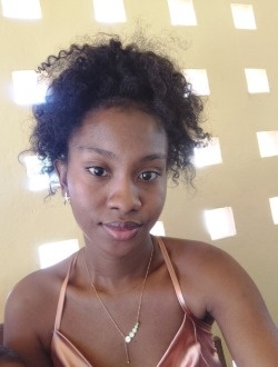 Profil de Jeannella, une femme célibataire de 21 ans à Antalaha