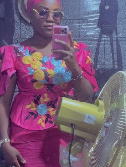 Profil de Amina, une femme célibataire de 25 ans à Douala