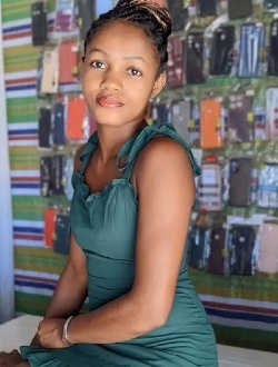 Profil de Prisnah, une femme célibataire de 25 ans à Antalaha