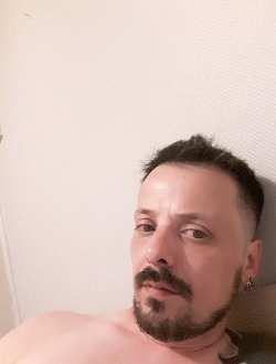 Profil de Désiré, un homme célibataire de 42 ans à Reims-la-Brûlée