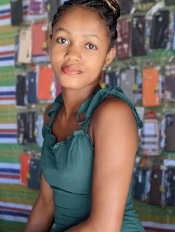 Profil de Prisnah, une femme célibataire de 25 ans à Antalaha