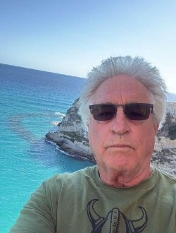 Profil de John, un homme célibataire de 67 ans à Roccella Ionica