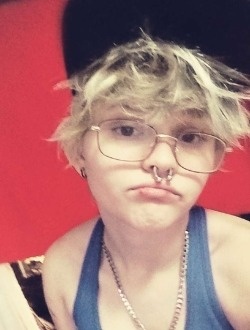 Profil de Dakota, une femme célibataire de 18 ans à Brooksville