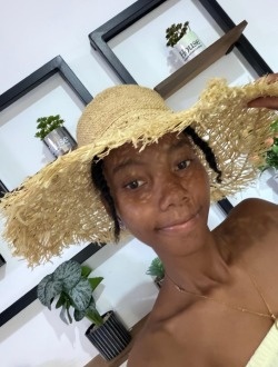 Profil de Floria, une femme célibataire de 19 ans à Antsiranana