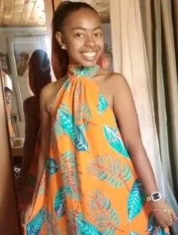 Profil de Yolla, une femme célibataire de 26 ans à Antalaha